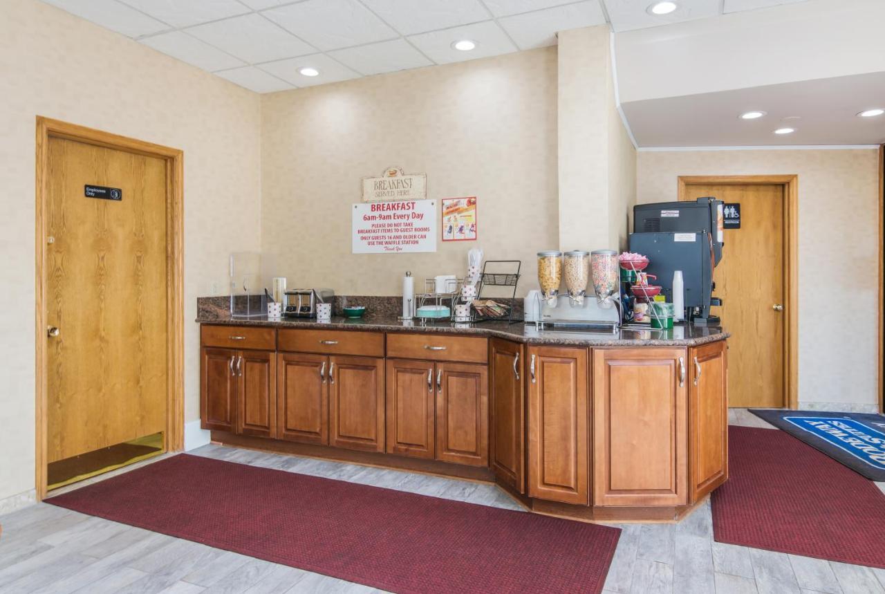 Rodeway Inn Weedsport Kültér fotó