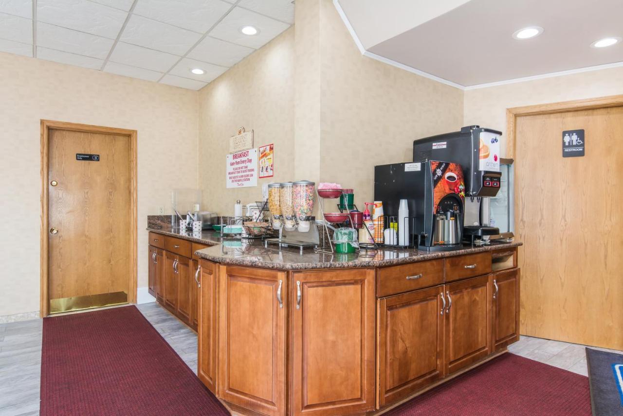 Rodeway Inn Weedsport Kültér fotó