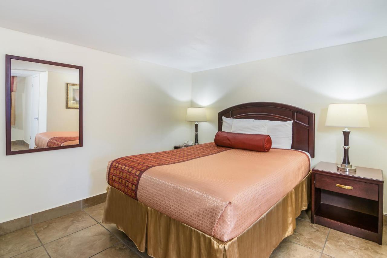 Rodeway Inn Weedsport Kültér fotó